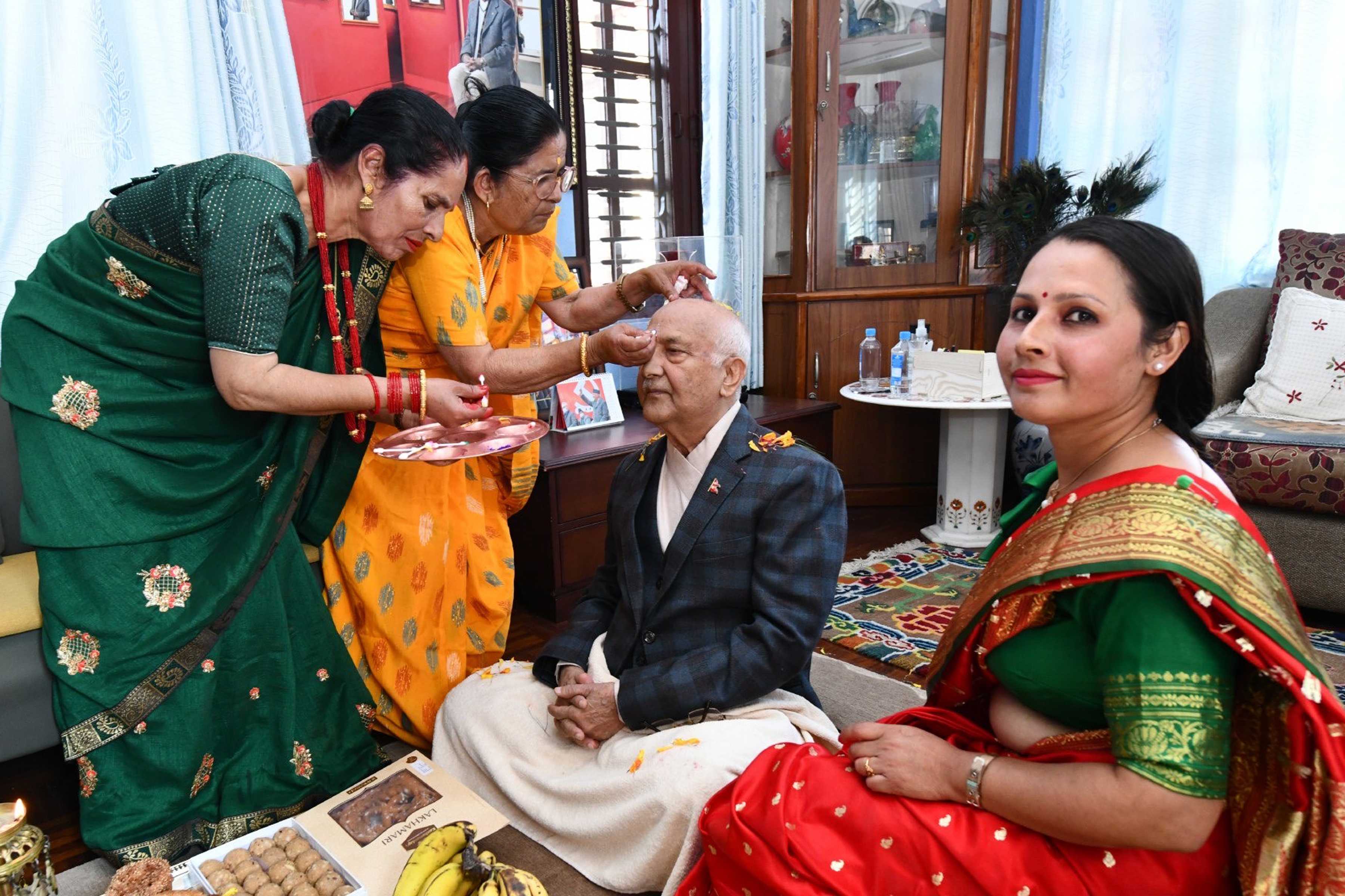 अध्यक्ष ओलीले दिदीबहिनीबाट लगाए भाइटीका