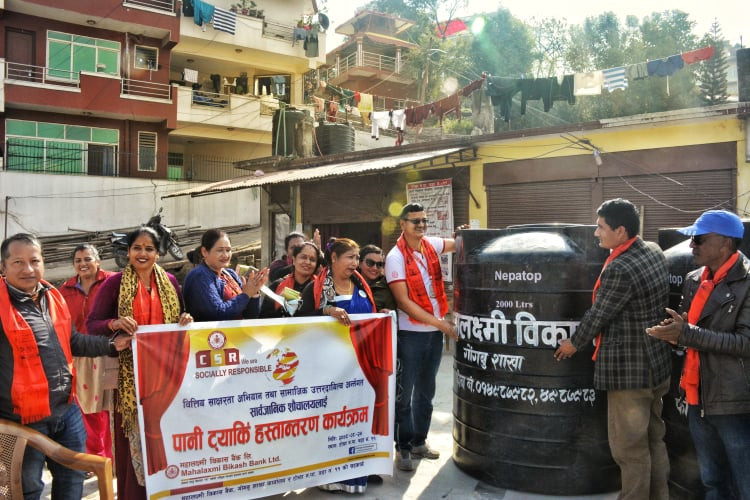महालक्ष्मी बैंकद्वारा टाेखास्थित सार्वजनिक शौचालयलाई  २ वटा पानीट्यांकी हस्तान्तरण