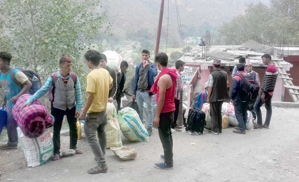 नेपालगञ्ज नाकामा दसैं मनाउन घर फर्किनेको लर्को