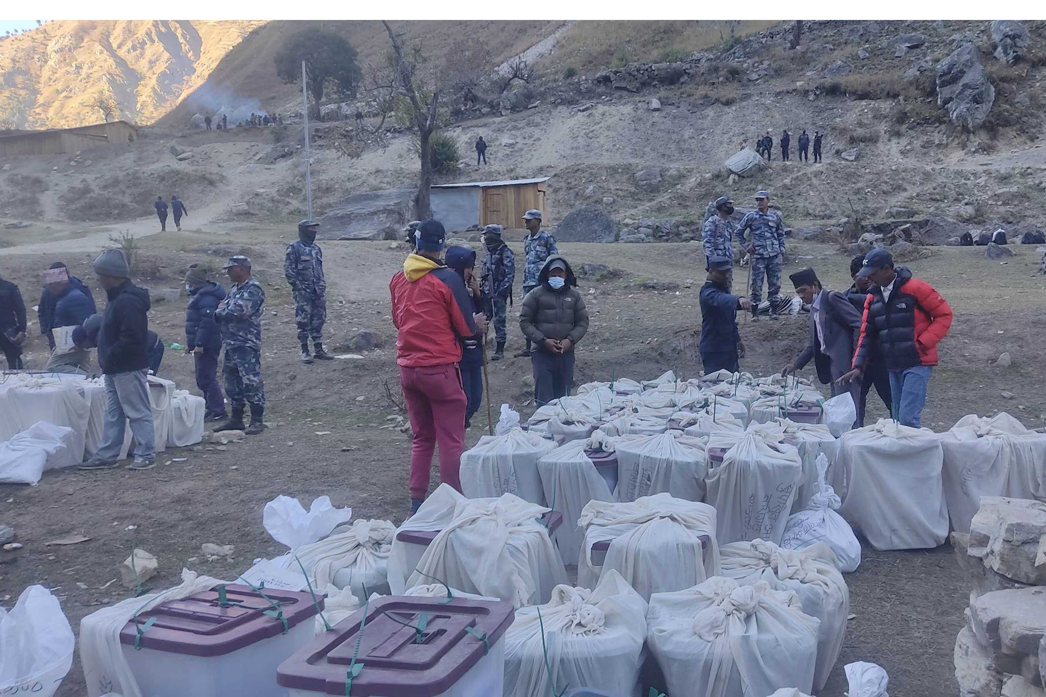 सर्केगार्डमा रोकिए १३६ मतपेटिका