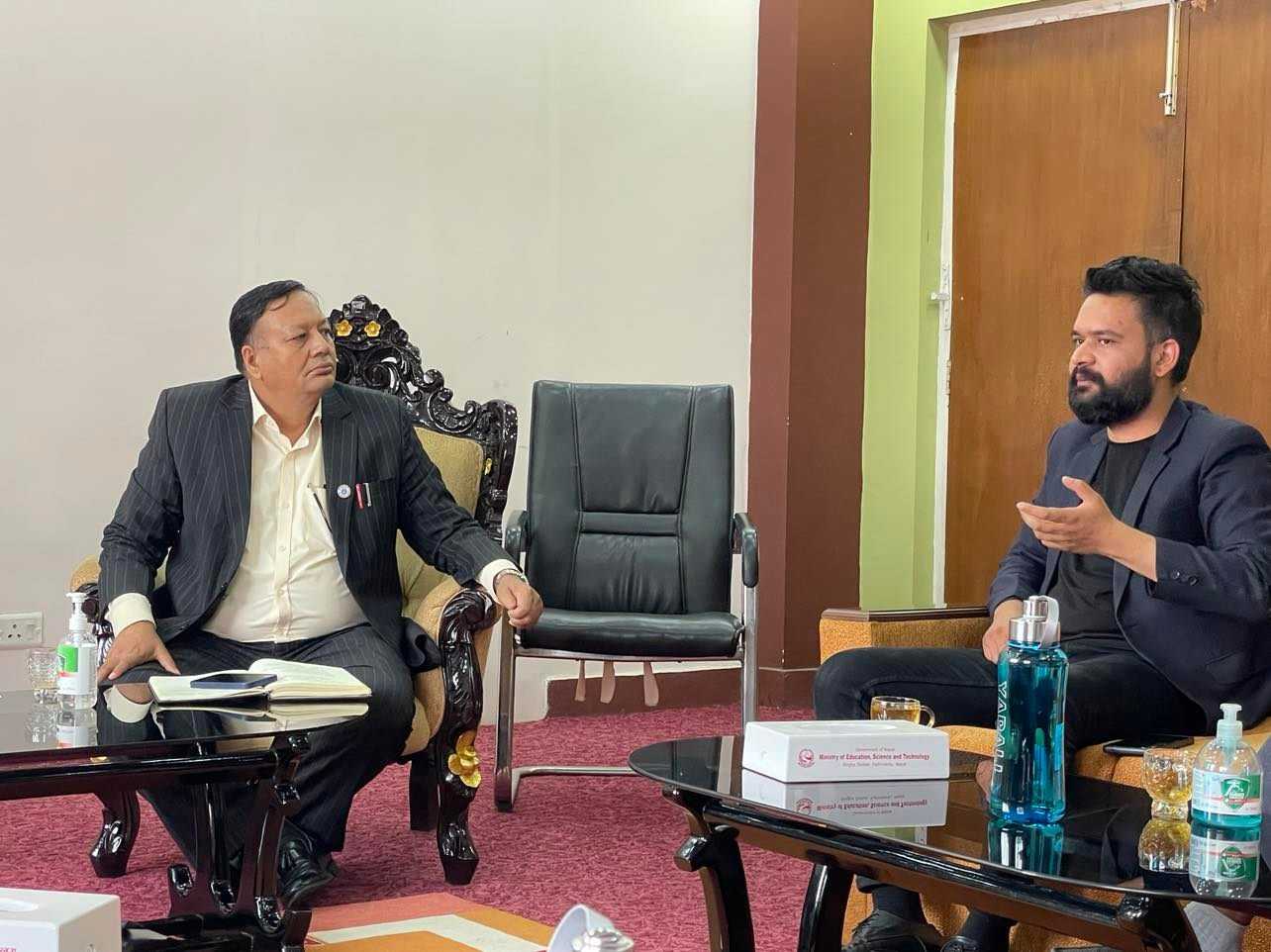 ‘हामी बनाउँछौँ, हाम्रो विद्यालय अभियानमा लाग्नुस् मन्त्रालयले सहयोग गर्छ’  