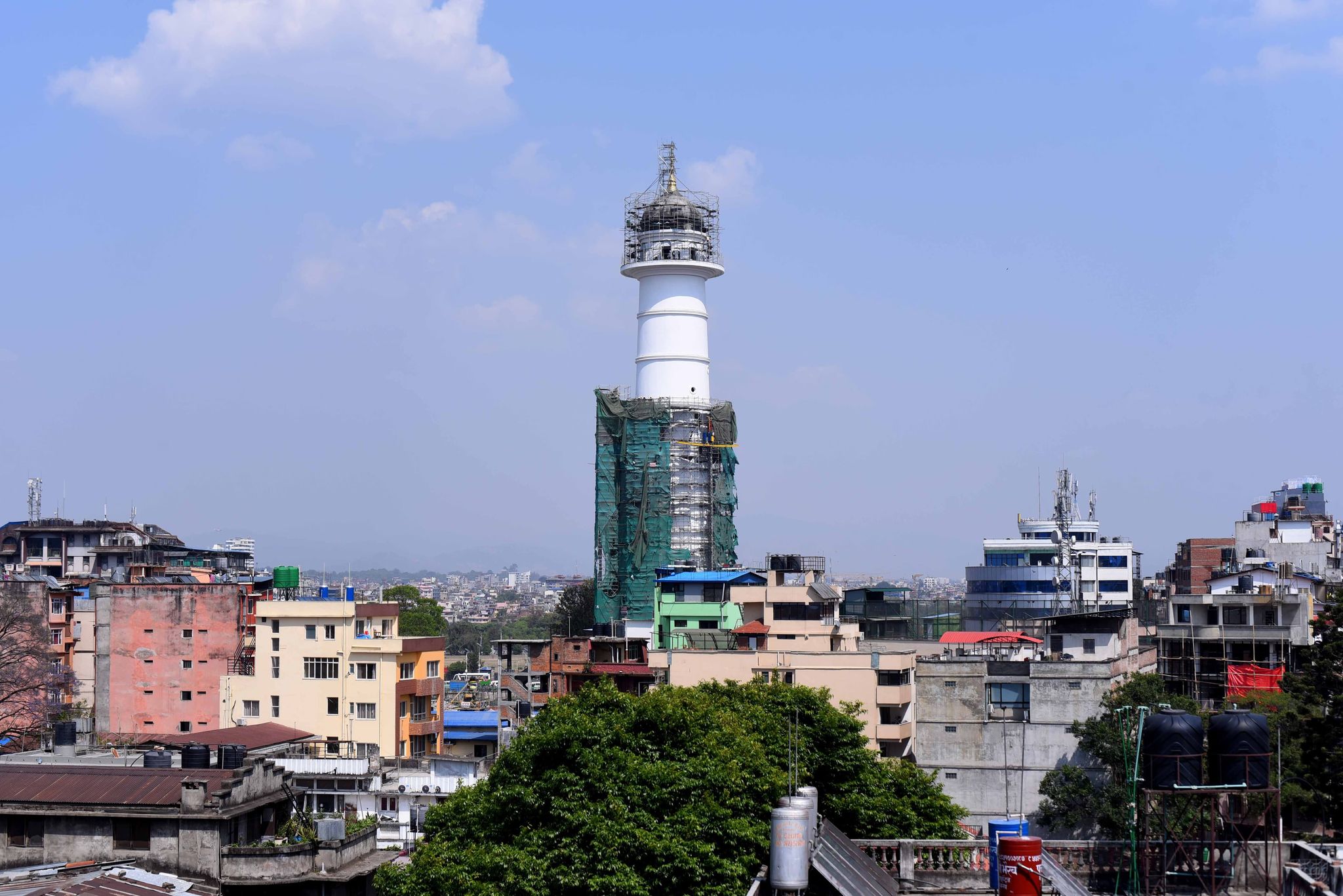 निर्माणको अन्तिम चरणमा धरहरा, शनिबारदेखि लिफ्ट चढेर २२ तलामा पुग्न सकिने, (फोटोफिचर)