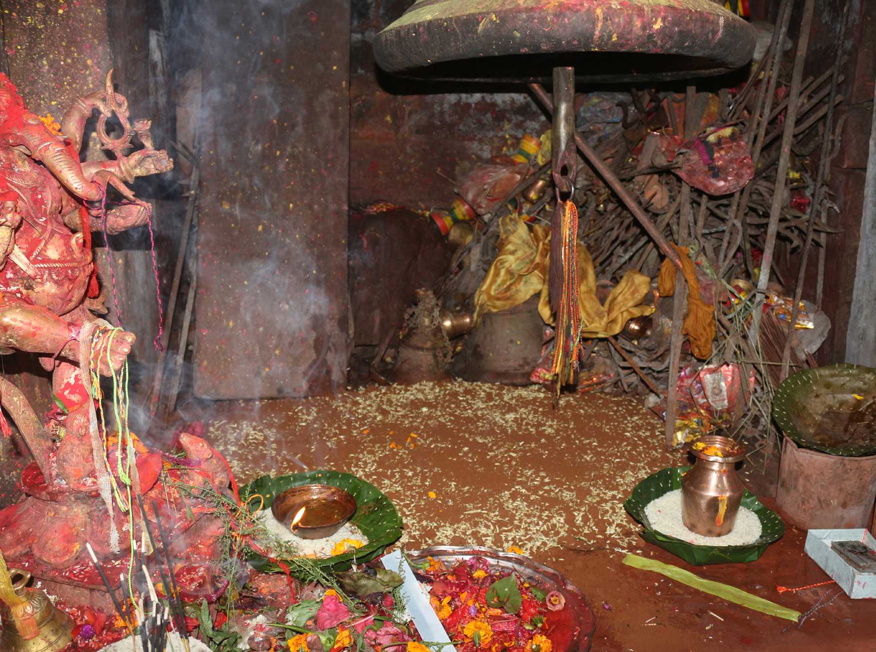 नवरात्रको पहिलो दिन :  घरघरमा घटस्थापनासहित जमरा राखिँदै (फाेटाेफिचर)
