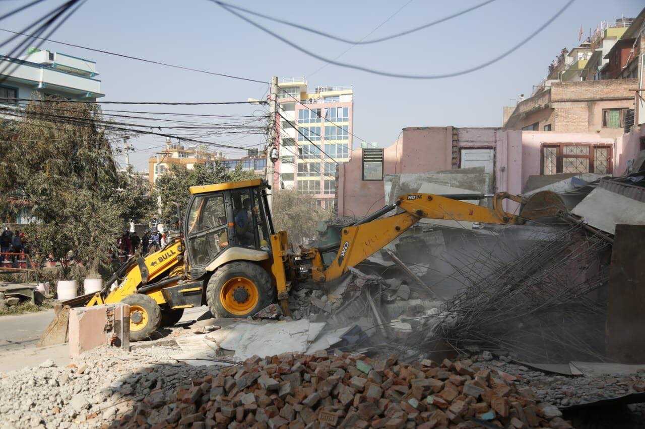 धोबीखोला क्षेत्रका ‘अवैध’ संरचनामा महानगरले चलायाे डोजर (फाेटाे फिचर)