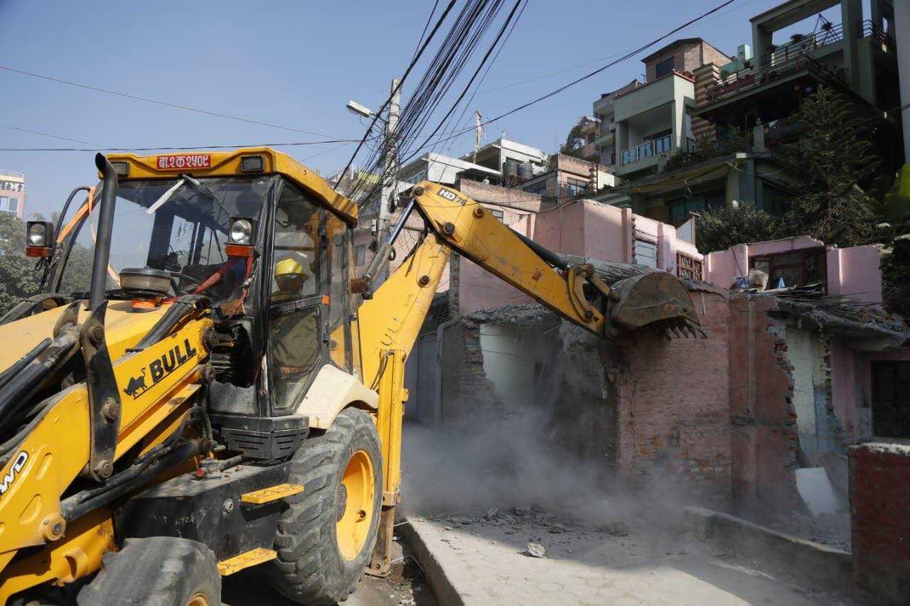 सार्वजनिक जग्गामा बनेका संरचना भत्काउन धरान उपमहानगरमा डोजर परिचालन