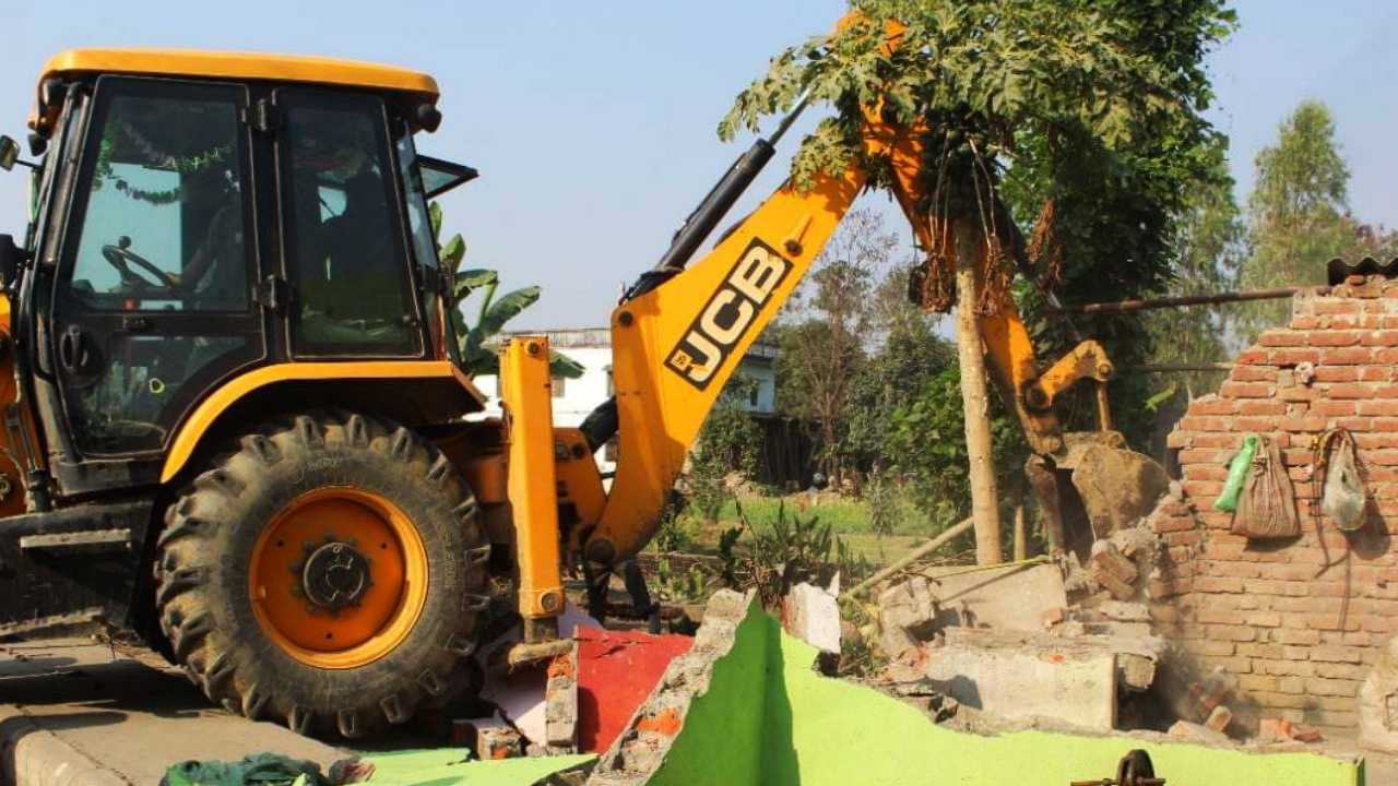बसपार्क अतिक्रमण गरी बनाइएका संरचना हटाइयो