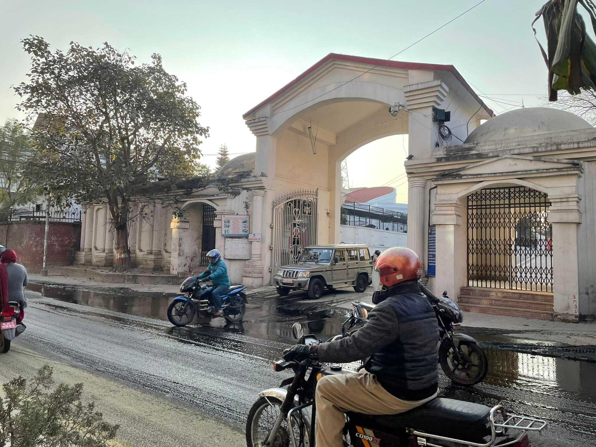 सिंहदरबार अगाडि ढल फुट्यो, अनामनगरको बाटो हिँड्नेलाई सास्ती 