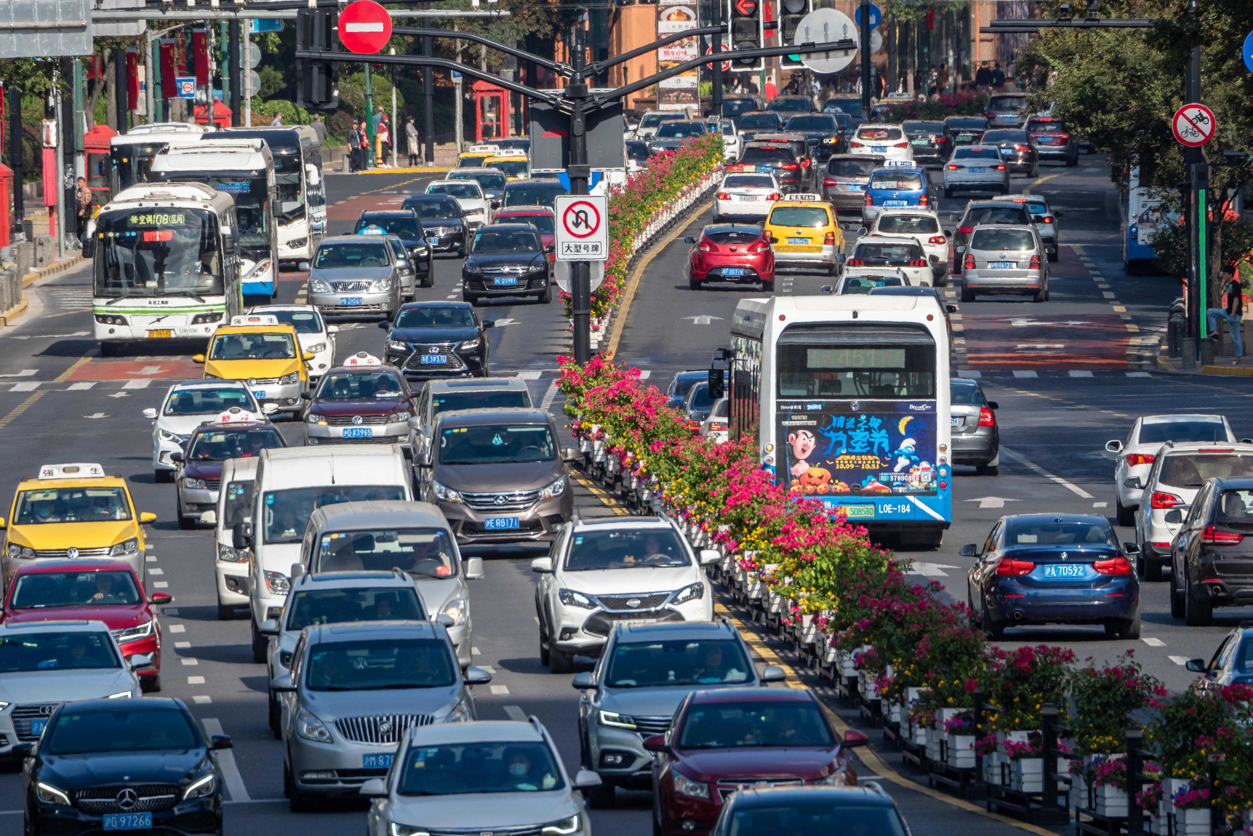 चीनमा दोब्बरले बढ्यो ईभीको मार्केट, १० करोड बढी विद्युतीय गाडी सडकमा 