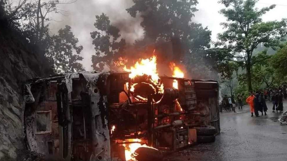 दाउन्नेमा बसमा आगलागी हुँदा ३३ यात्री घाइते, ६ को अवस्था गम्भीर