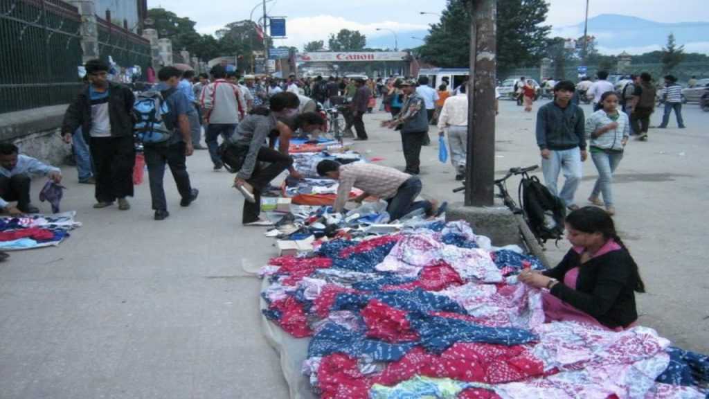फुटपाथ व्यवसायीकाे माग : दसैंसम्म व्यवसाय गर्न पाउँ