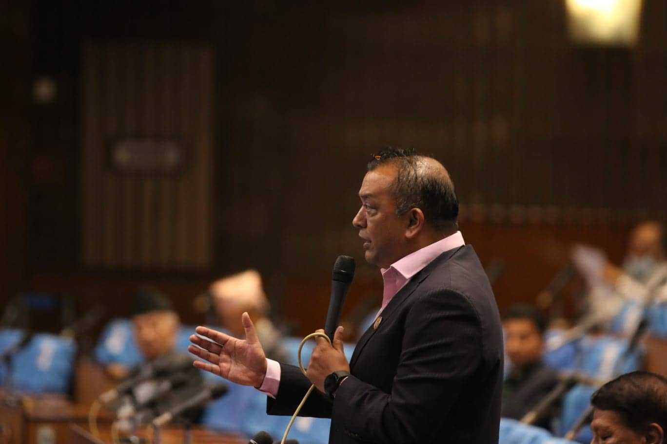 सेयर बजार निरन्तर घटिरहेको छ, ४० लाख मानिस सडकमा आए हामीले थेगौंला ?: गगन थापा