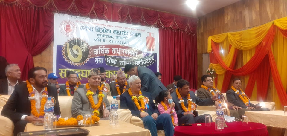 ग्यास बिक्रेतालाई उद्योग मन्त्रीले भने-कमिसन बढाउन तयार छु