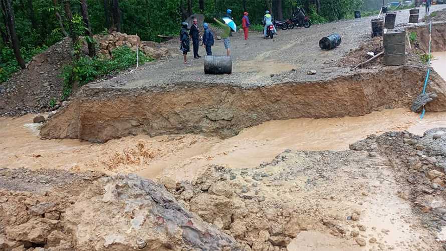 बाढीले डाइभर्सन बगाउँदा पूर्व-पश्चिम राजमार्गको नवलपुर खण्ड अवरुद्ध