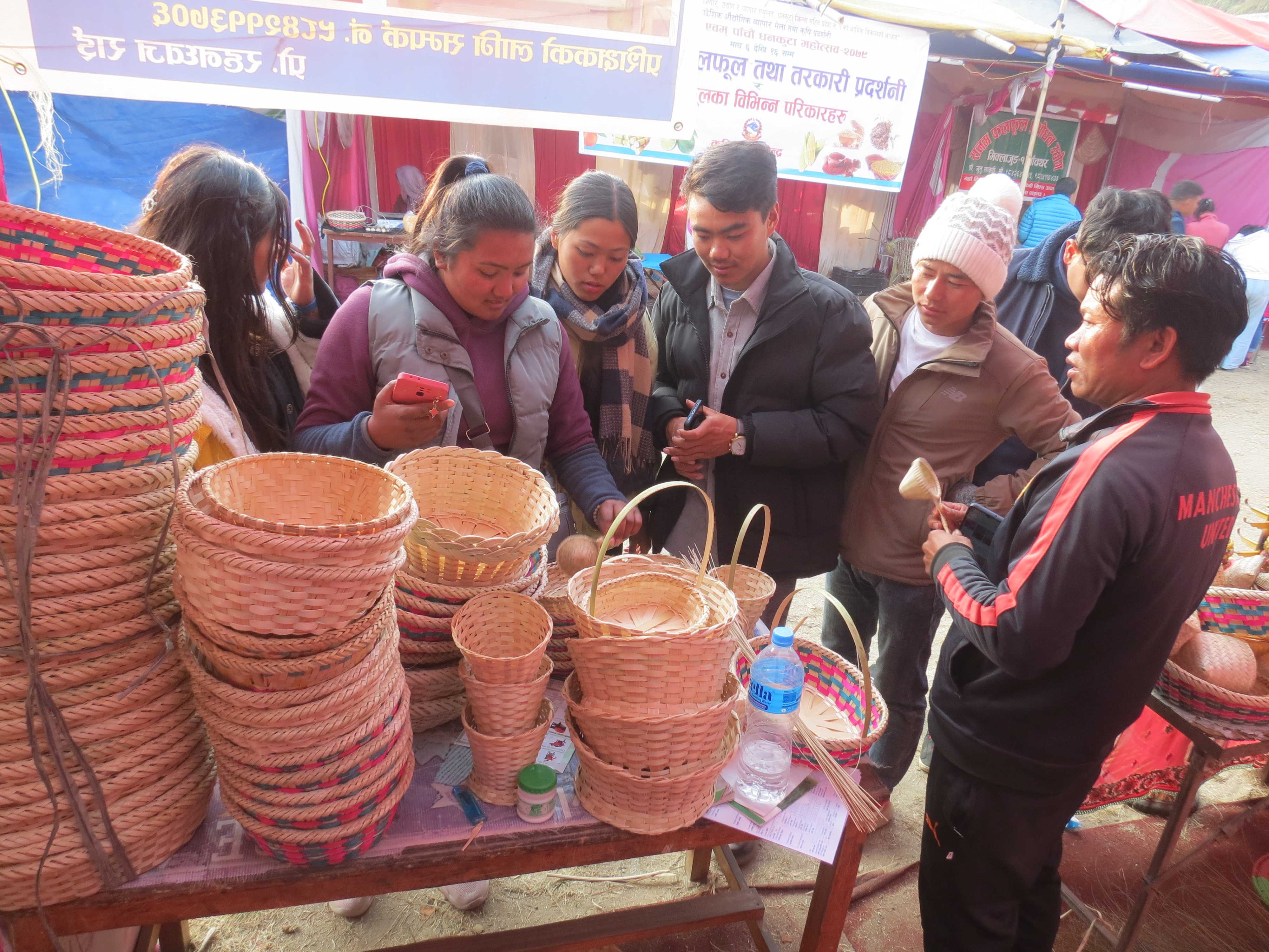 बाँसबाट बनेका सामग्रीलाई बजारको माग धान्न गाह्रो