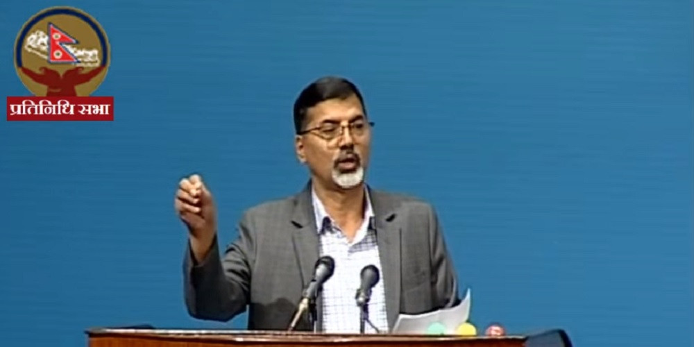 कसलाई पोस्न गभर्नरलाई फोन गरेर सेयर बजार बढाइयो ? अर्थमन्त्रीले भने 'गभर्नर अधिकारीलाई फाेन गरेकाे छैन'