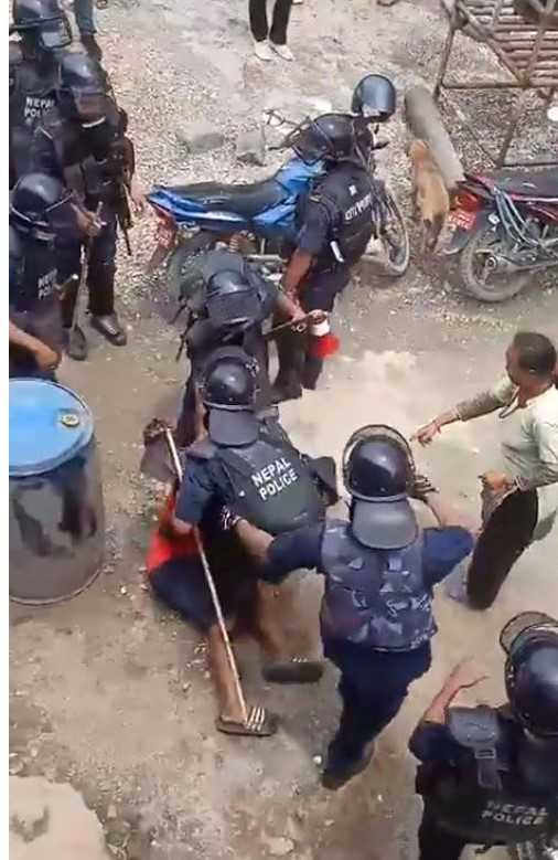 फोहोर विसर्जनस्थलमा प्रहरी र स्थानीयबीच झडप, १४ जना पक्राउ
