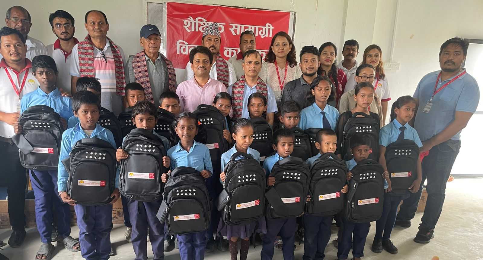 सनराइज बैंकद्वारा बर्दिबासका ५० विपन्न विद्यार्थीलाई शैक्षिक सामग्री वितरण