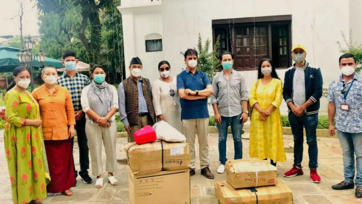 स्वास्थ्य विभागद्वारा साढे १५ लाख बराबरकाे खार्पुनाथलाई स्वास्थ्य सामग्री सहयोग