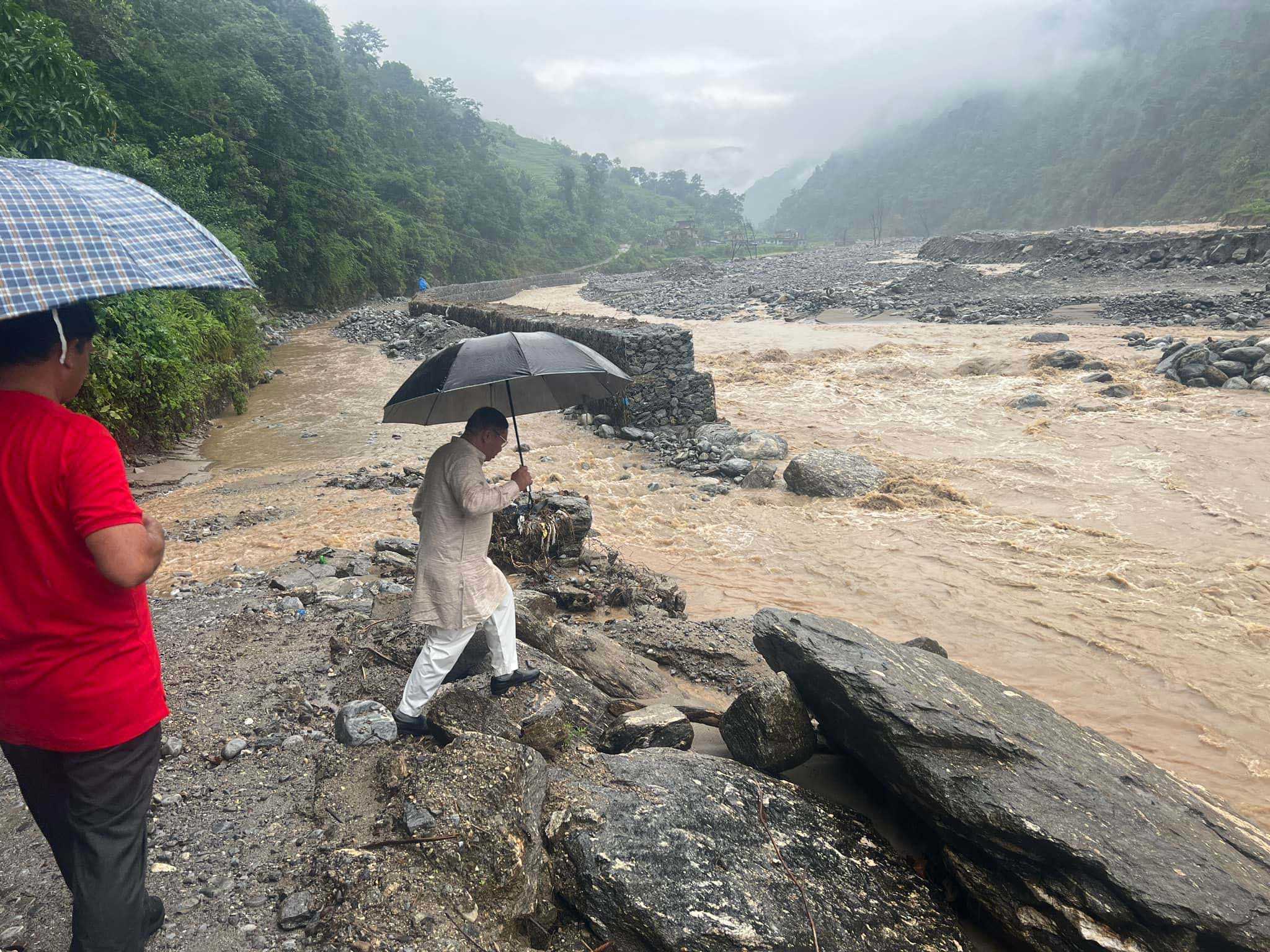 सिन्धुपाल्चोकमा बाढी : सडक अवरुद्ध, हेलम्बुको फाँट डुबानमा (फाेटाेफिचर)