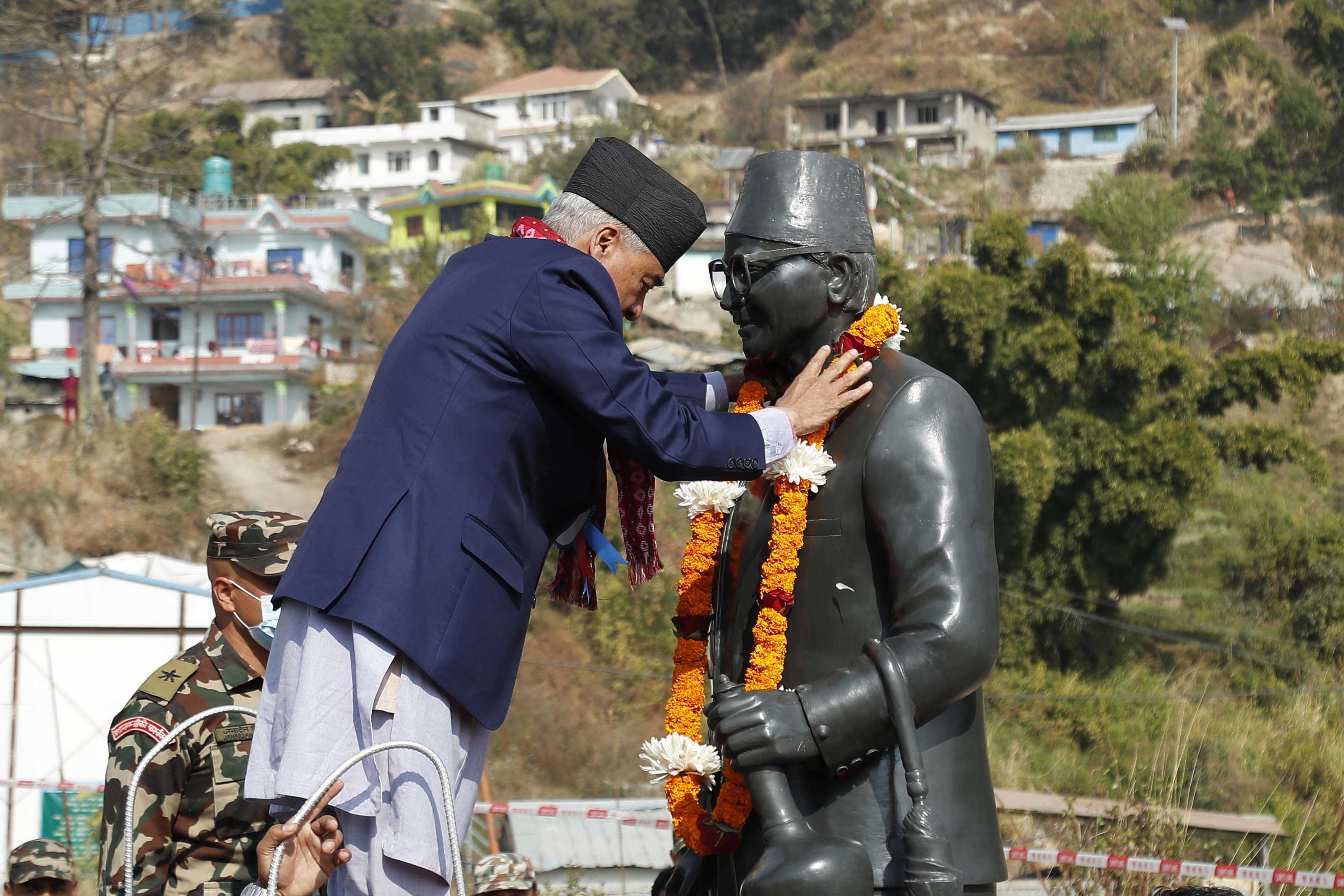 मेलम्ची खानेपानी प्रशोधन केन्द्र परिसरमा पूर्वप्रधानमन्त्री भट्टराईको पूर्णकदको शालिक