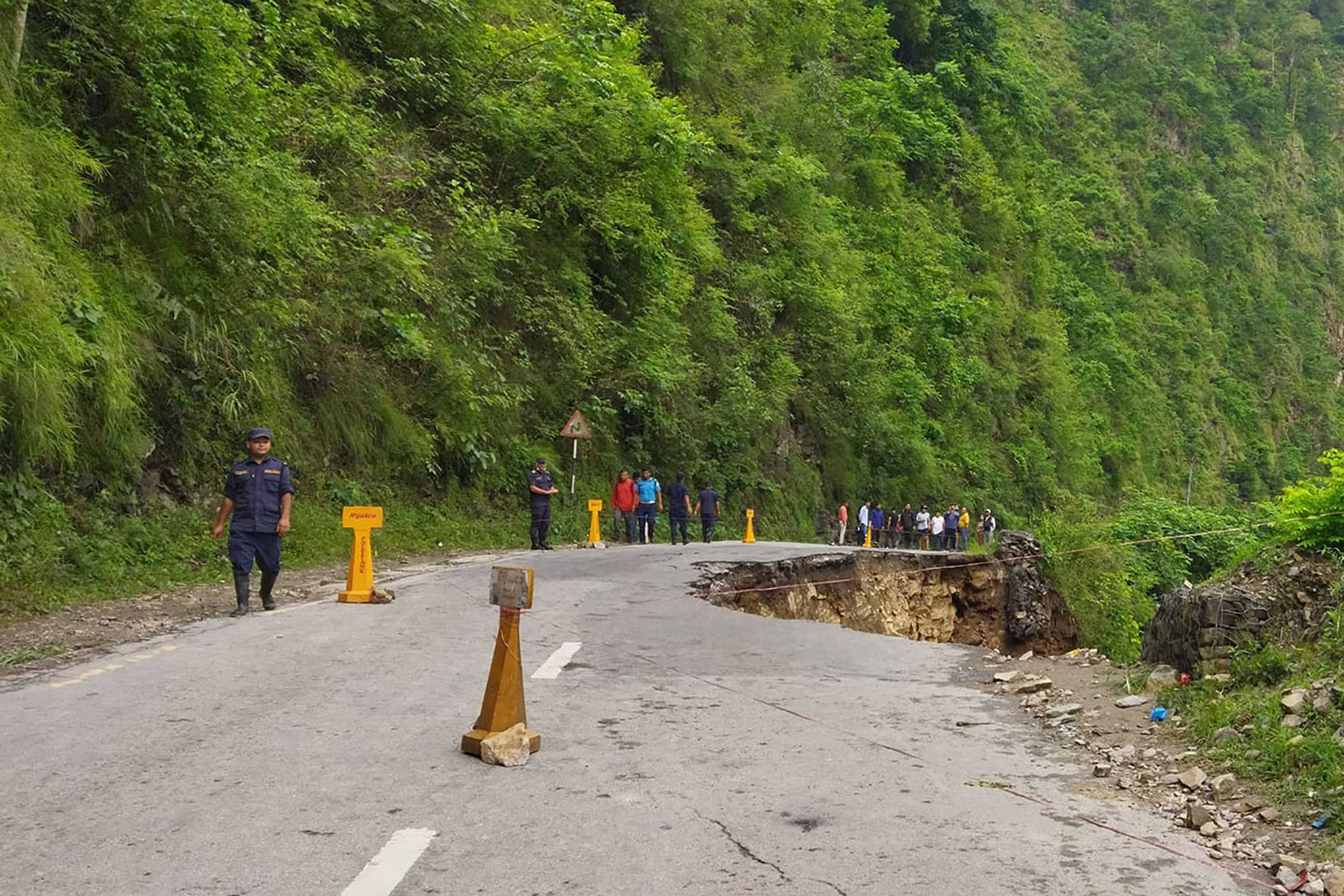सडक भासिएको स्थानमा दुई पुरुषको शव फेला