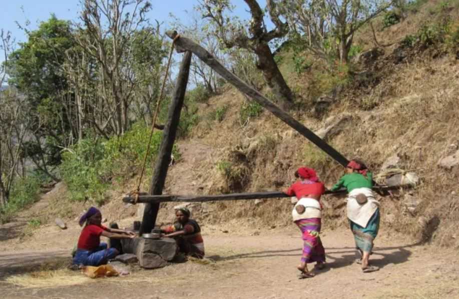 लोप हुँदै तेल पेल्ने परम्परागत ‘दुनेडी’