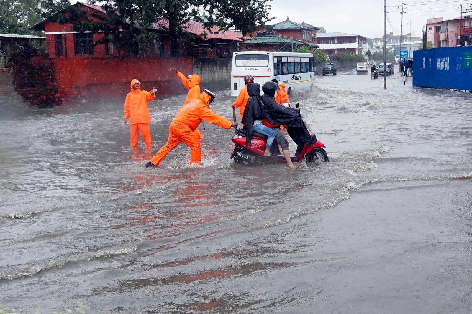 काठमाडाैंमा तीन घण्टा वर्षा, माइतीघर जलमग्न (फाेटाे फिचर)  