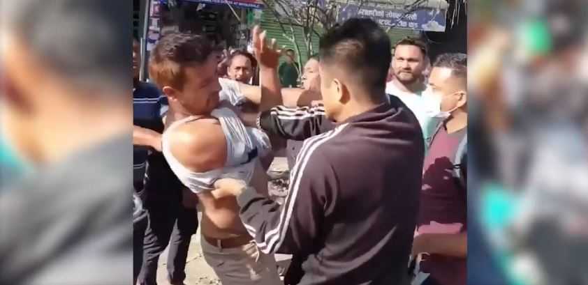 बनेपामा बन्दकर्तालाई कुटपिटगरी स्थानीयले प्रहरीको जिम्मा लगाए
