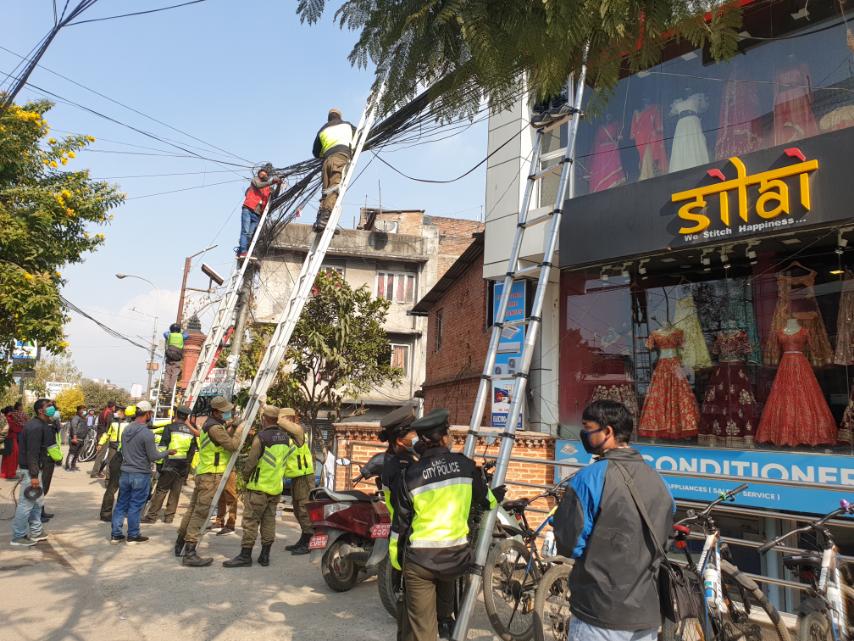 अव्यवस्थित तारलाई व्यवस्थापन गर्दै ललितपुर महानगर