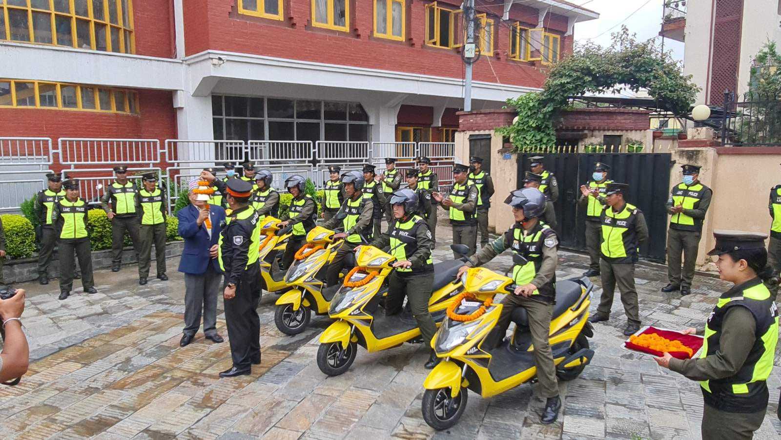 ललितपुरमा नगर प्रहरीले दुई पाङ्ग्रे सवारीसाधनबाट गस्ती गर्ने