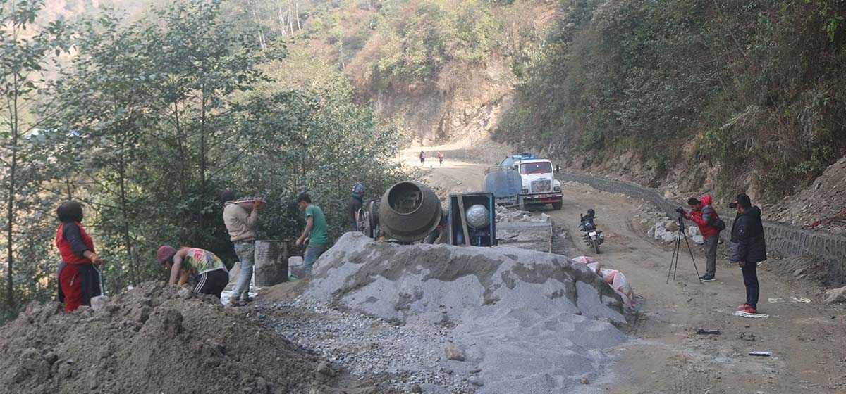 सडक कालोपत्र गर्ने समय सकिएसँगै काम सक्ने हताराे