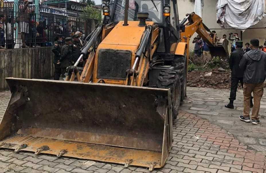 नयाँ बानेश्वरमा रहेका अनधिकृत संरचनामाथि चल्याे डोजर