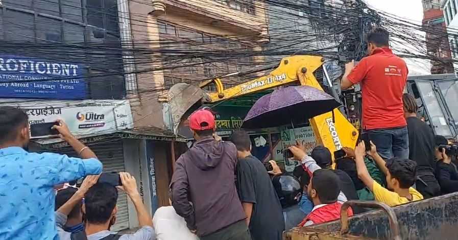 काेटेश्वरमा मात्रै तीन पटक चल्याे डाेजर