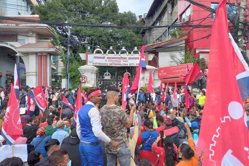  फुटपाथ व्यापारी काठमाडौं महानगरपालिका विरूद्ध आन्दोलित (फाेटाे फिचर)