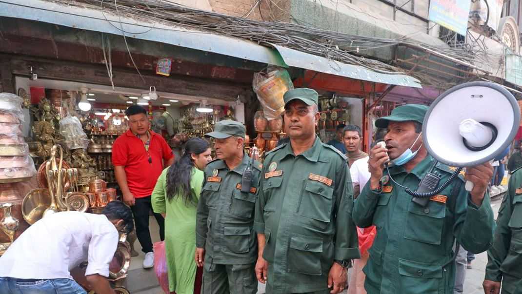 असन क्षेत्रमा फुटपाथका पसलहरु हटाउन माइकिङ गर्दै महानगर   