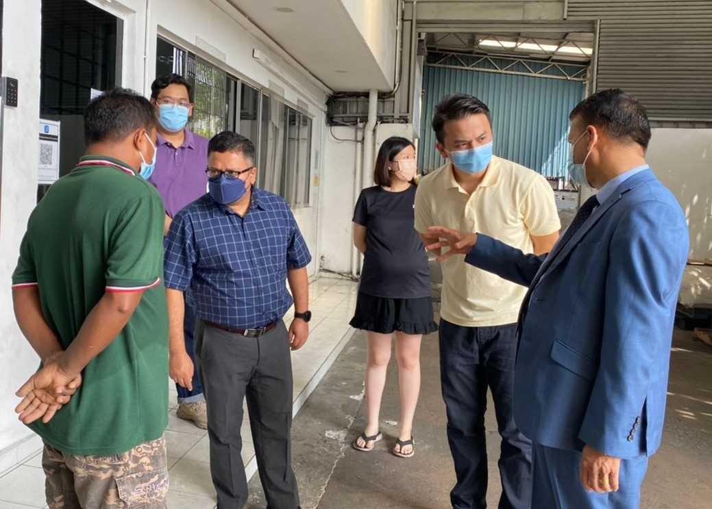 नेपाली श्रमिकलाई मलेसियामा दूतावासले दिन थाल्यो घुम्ती सेवा 