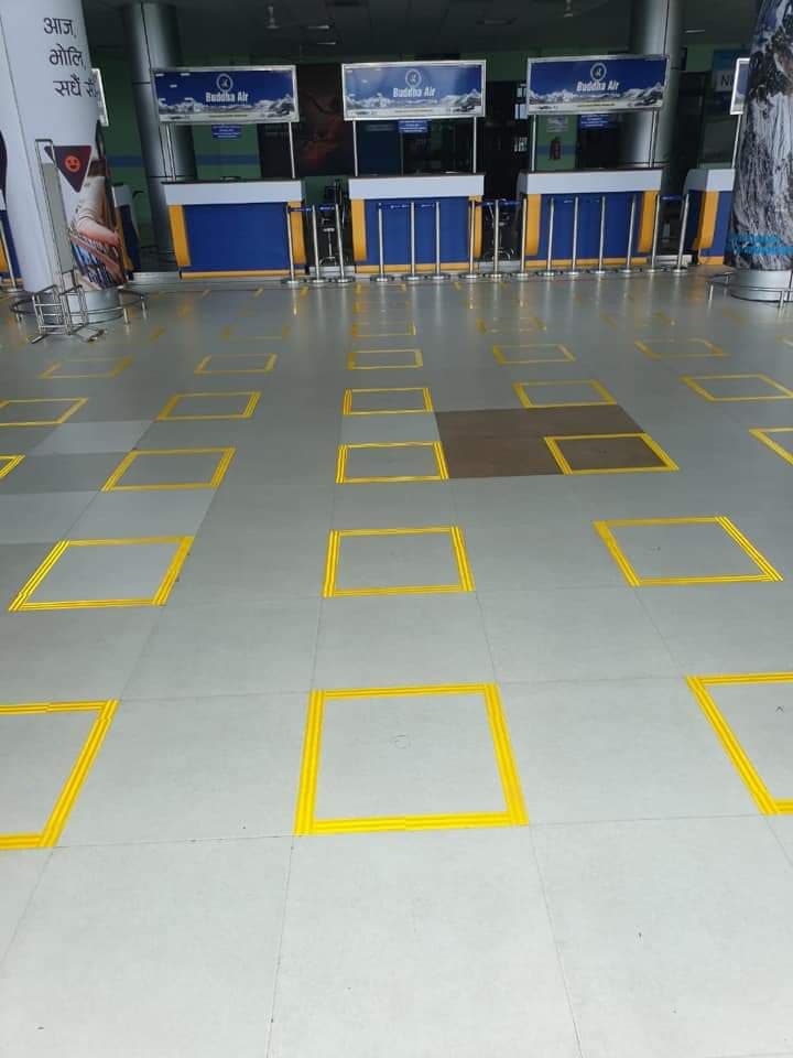 सामाजिक दुरी कायम गर्न विमानस्थलमा धमधाम मार्किङ 