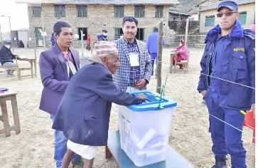 म्याग्दीमा १०७ वर्षीय वृद्धले मतदान गरे