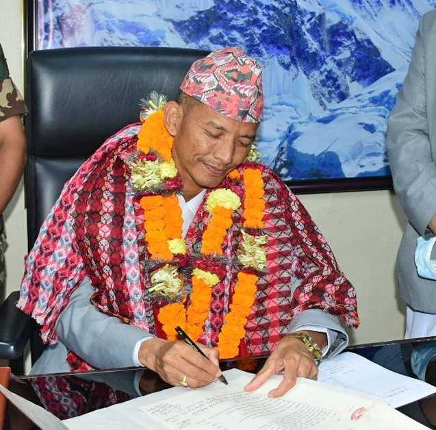 भइरहेका कामलाई निरन्तरता दिन्छु, पदको दुरुपयोग गर्दिनँः नवनियुक्त सहरी विकासमन्त्री चौधरी 