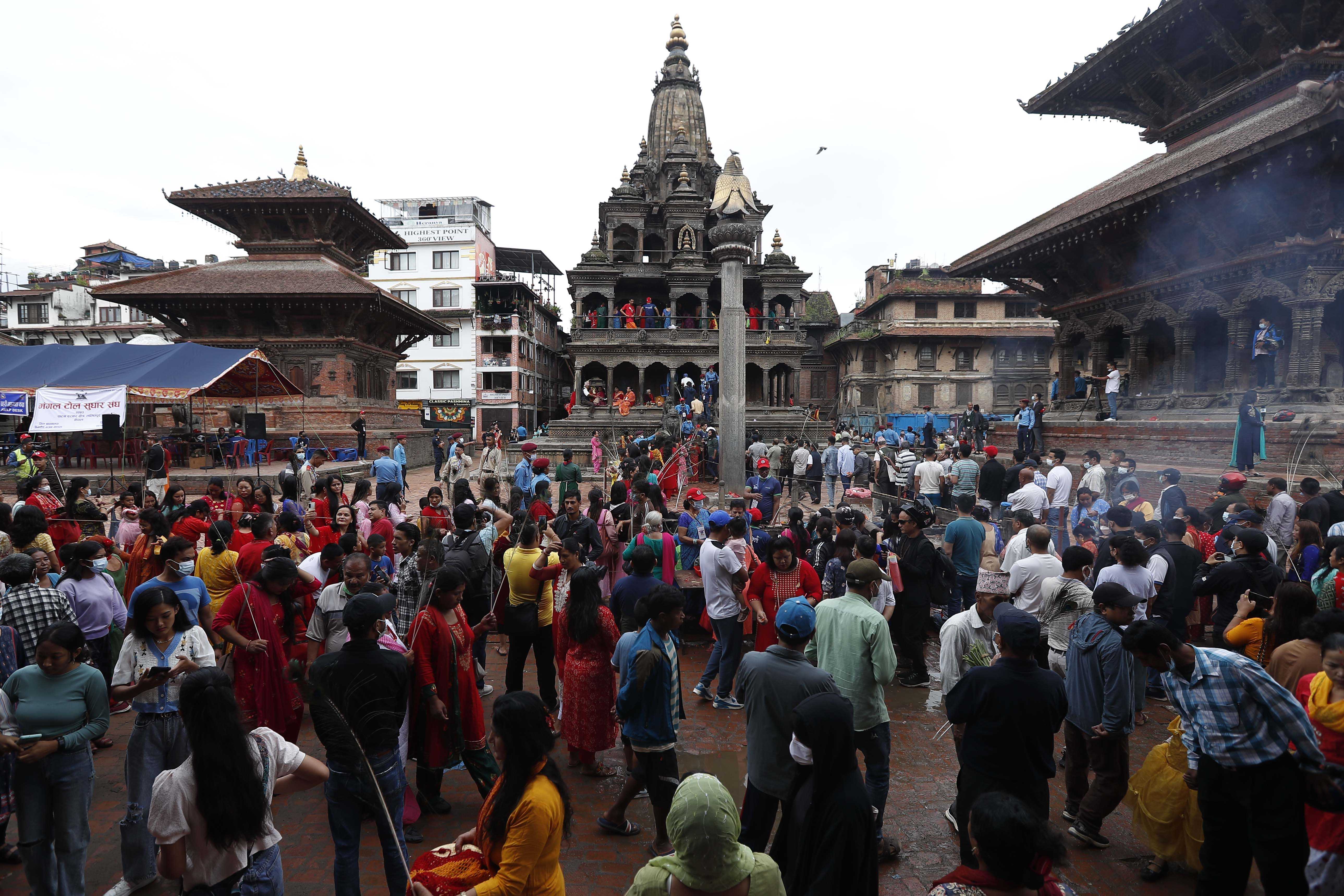 देशभरका कृष्णमन्दिरमा बिहानैदेखि भक्तजनकाे भीड (फाेटाेफिचर)