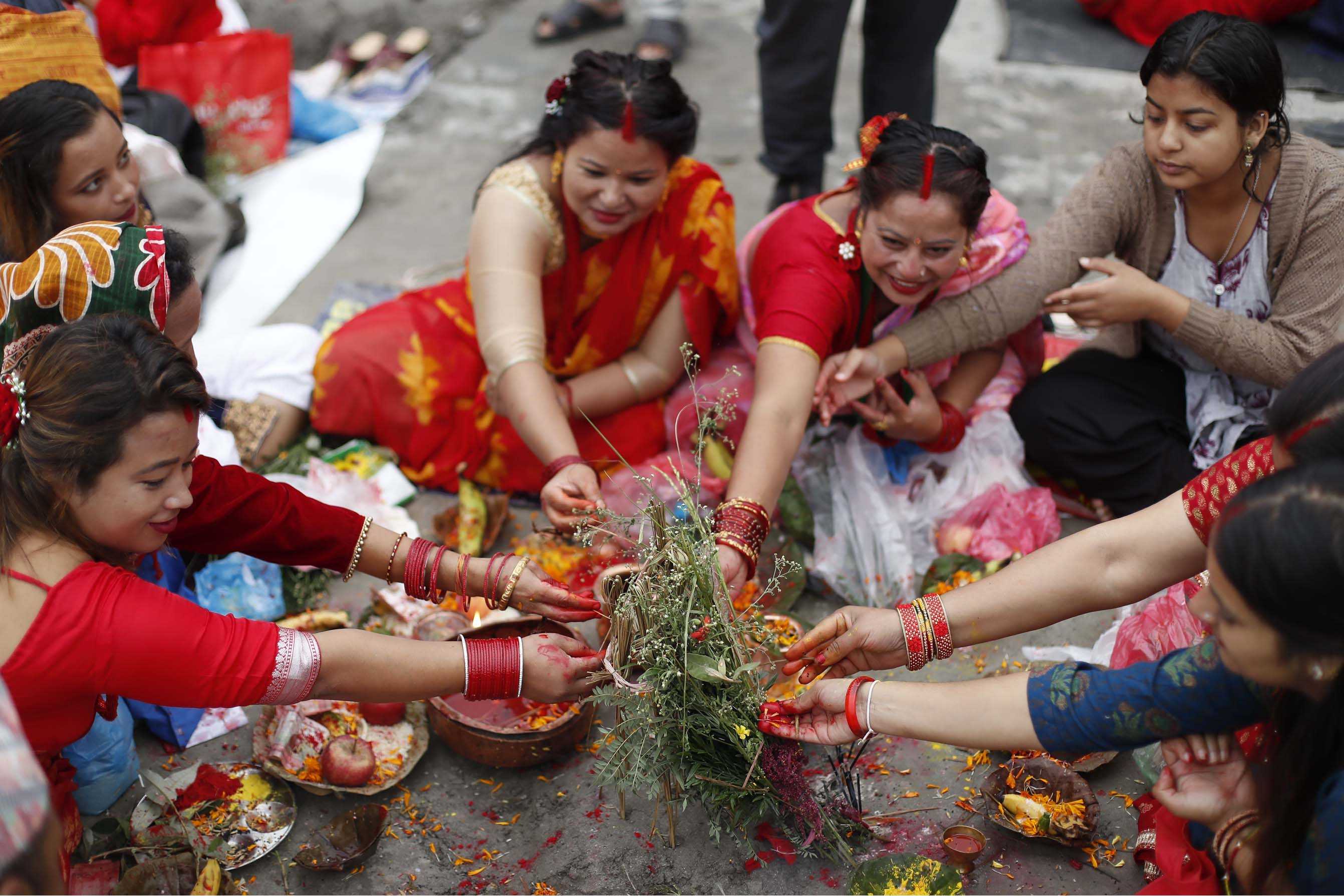 हिन्दू नारीहरू सप्तऋषिको पूजा गरी ऋषि पञ्चमी मनाउँदै (फाेटाेफिचर)