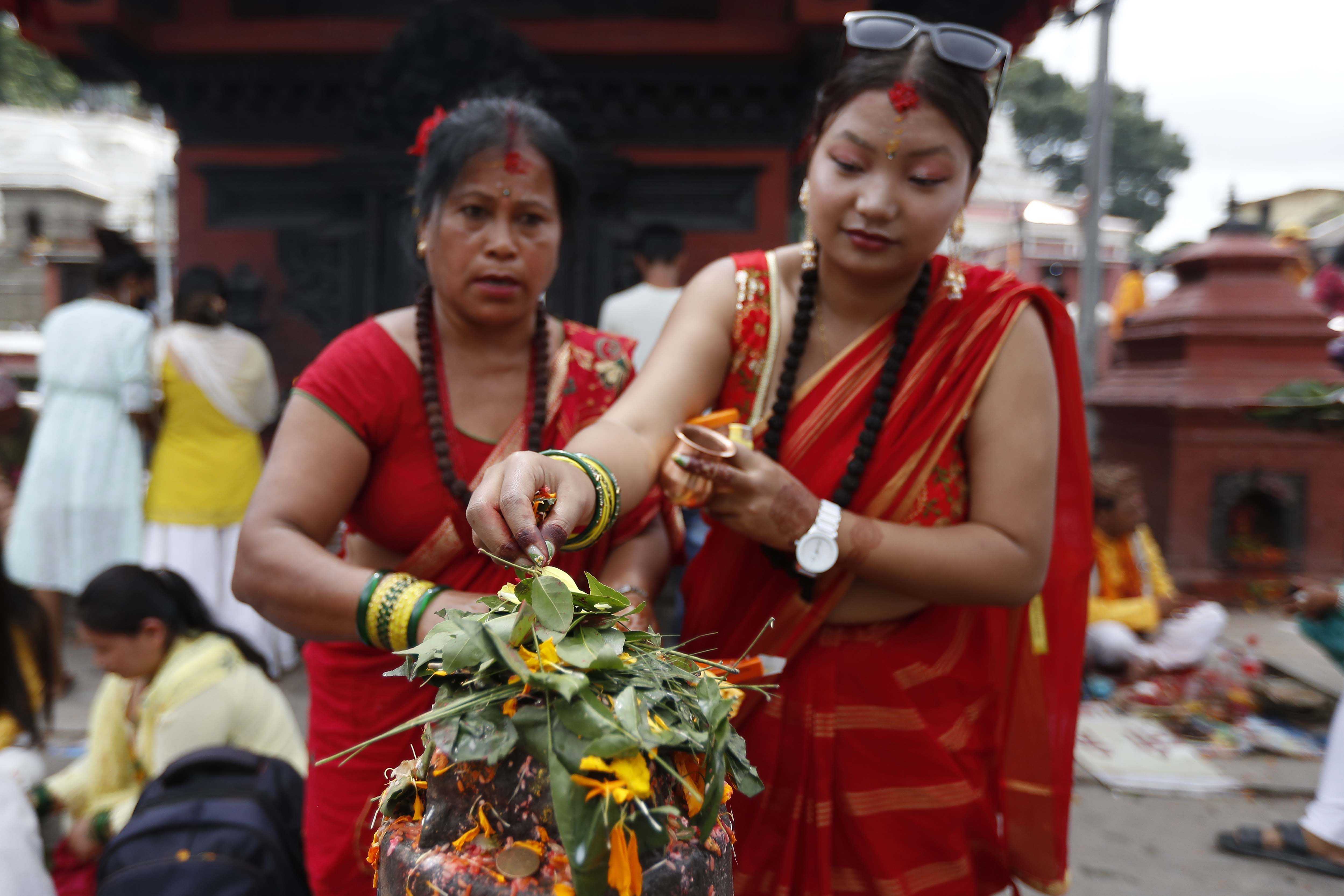 साउनकाे पहिलाे साेमबार  पशुपतिनाथमा भीड (फाेटाेफिचर)