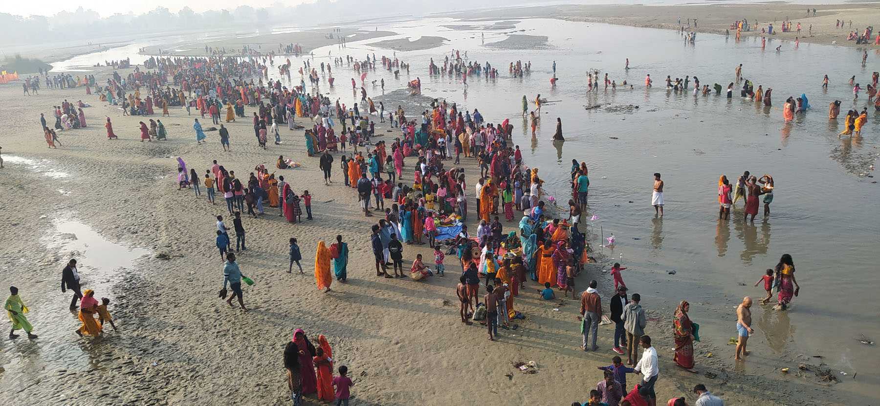 कमला नदीमा स्नान गर्ने श्रद्धालुको घुइँचो