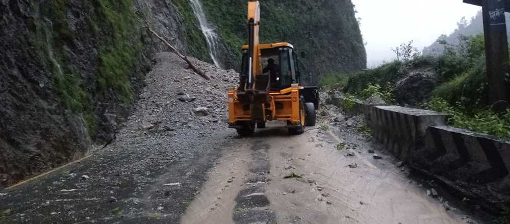 पहिरोले नारायणगढ–मुग्लिन सडक अवरुद्ध