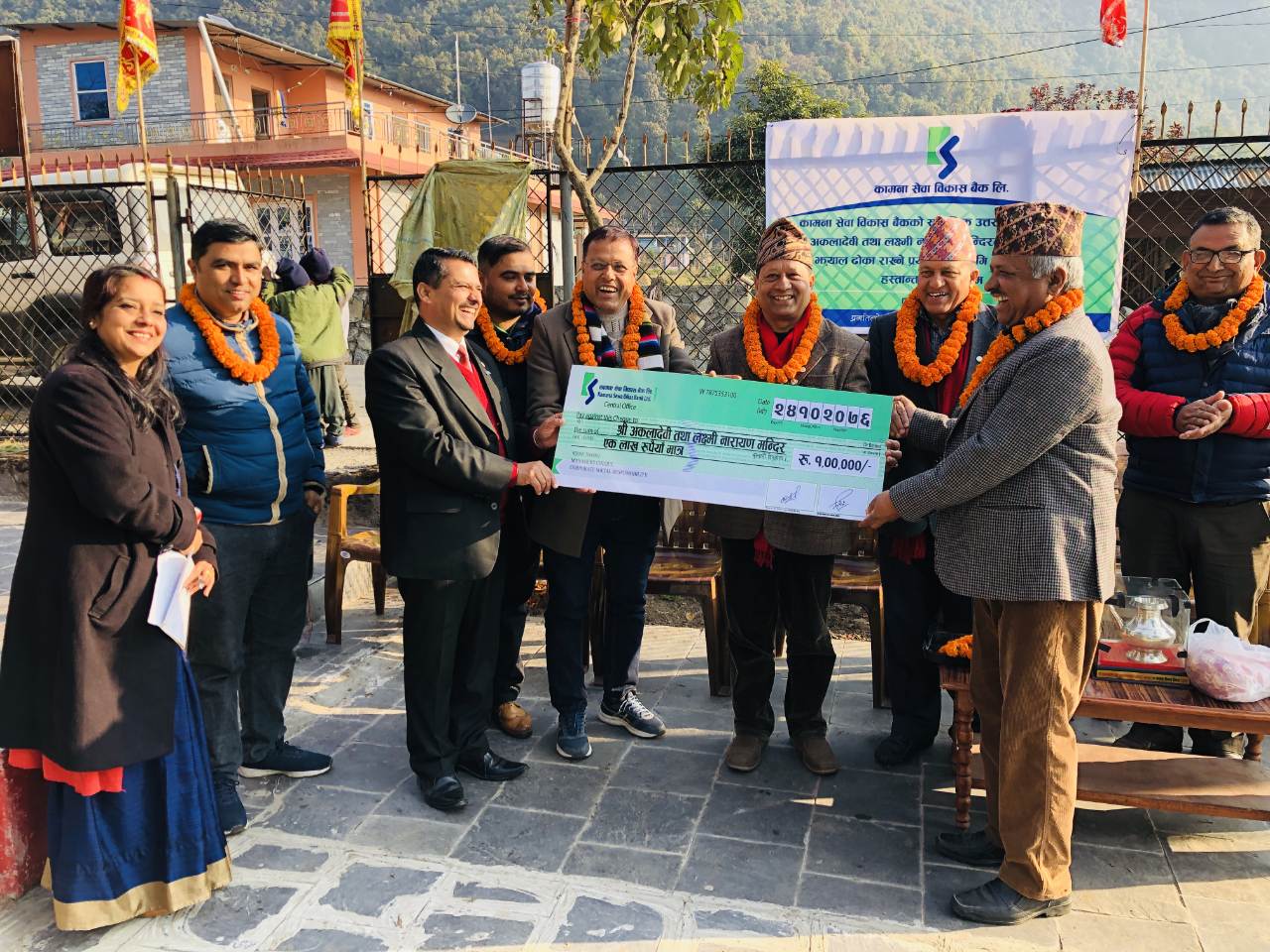 कामना सेवाकोे सामाजिक उत्तरदायित्व सहयोगअन्र्तगत मन्दिरमा झ्याल राख्न १ लाख सहयोग 