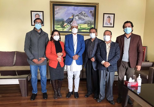 सेयरधितो कर्जा सीमा परिमार्जन गर्ने संकेतपछि लगानीकर्ता पुगे राष्ट्र बैंक, बजारमा भारी गिरावट 