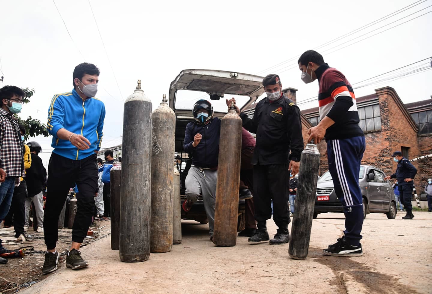 कोरोना संक्रमणबाट बचाउन अक्सिजनको जोहो गर्दै सर्वसाधारण (फोटोफिचर) 