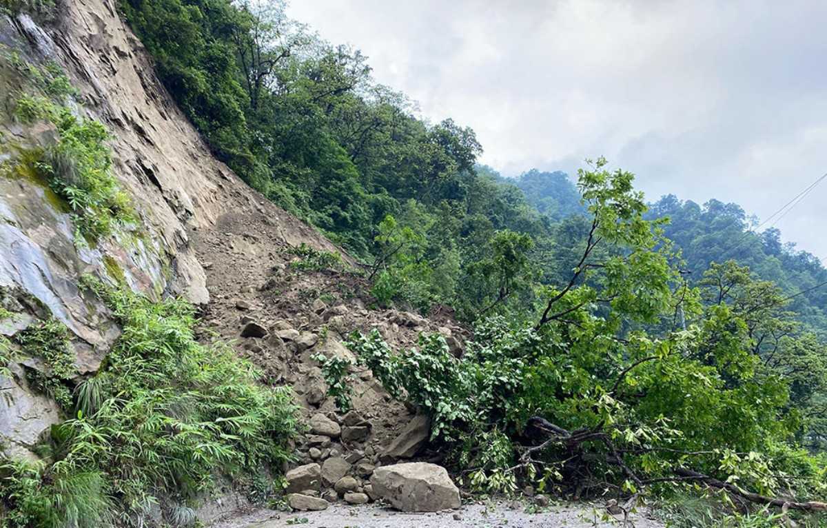वर्षाले तीन सडक पूर्ण र १२ आंशिक अवरुद्ध