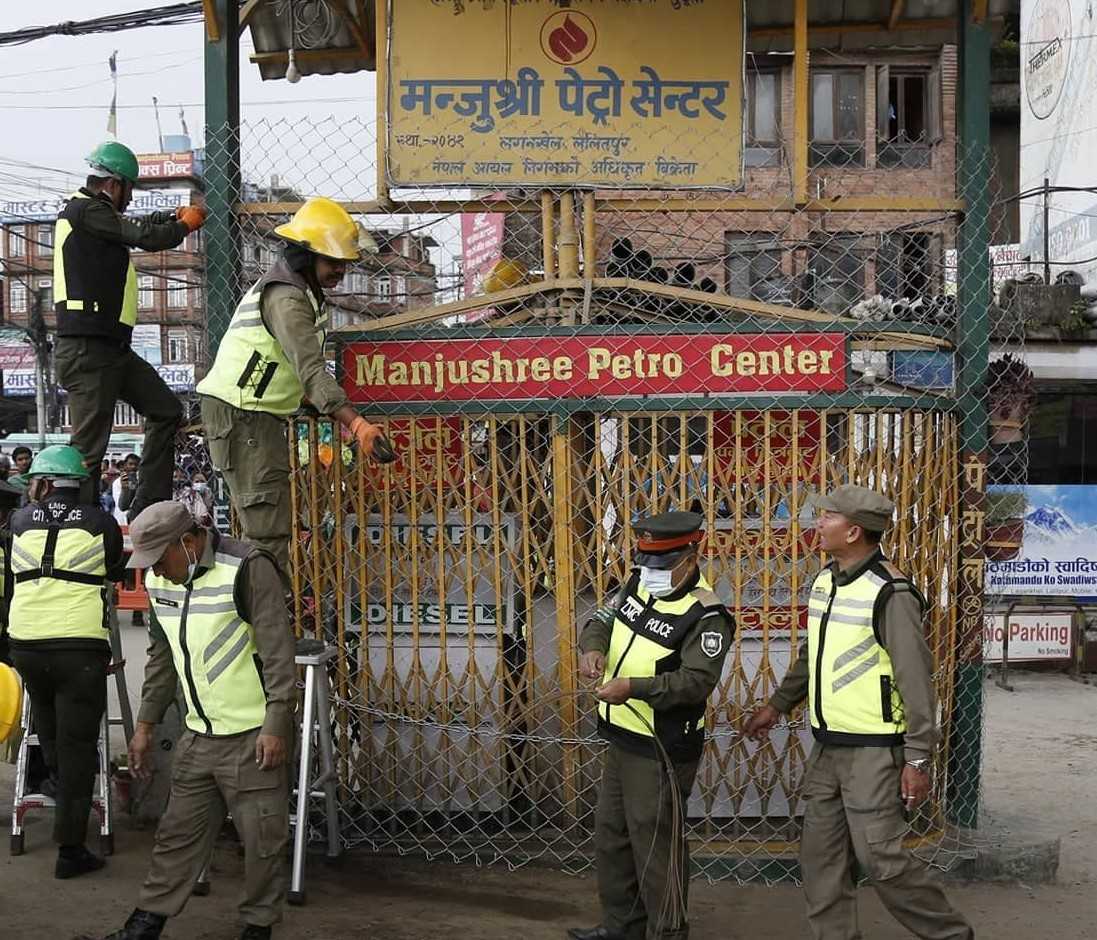 मेयर चिरिबाबुले लगनखेलकाे मञ्जुश्री पेट्रो पम्प सिल गराए