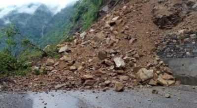 पहिरोले मध्यपहाडी लोकमार्गको रुकुम (पूर्व) खण्ड अवरुद्ध, यात्रु बाटाेमै अलपत्र
